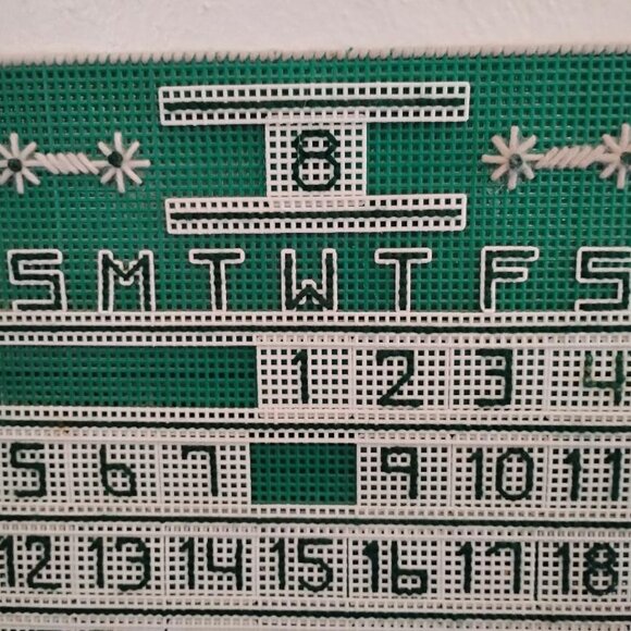 Vtg Plastic & Yarn Perpetual Calendar Green/white 14x11 Complete Great Condition - Picture 4 of 5